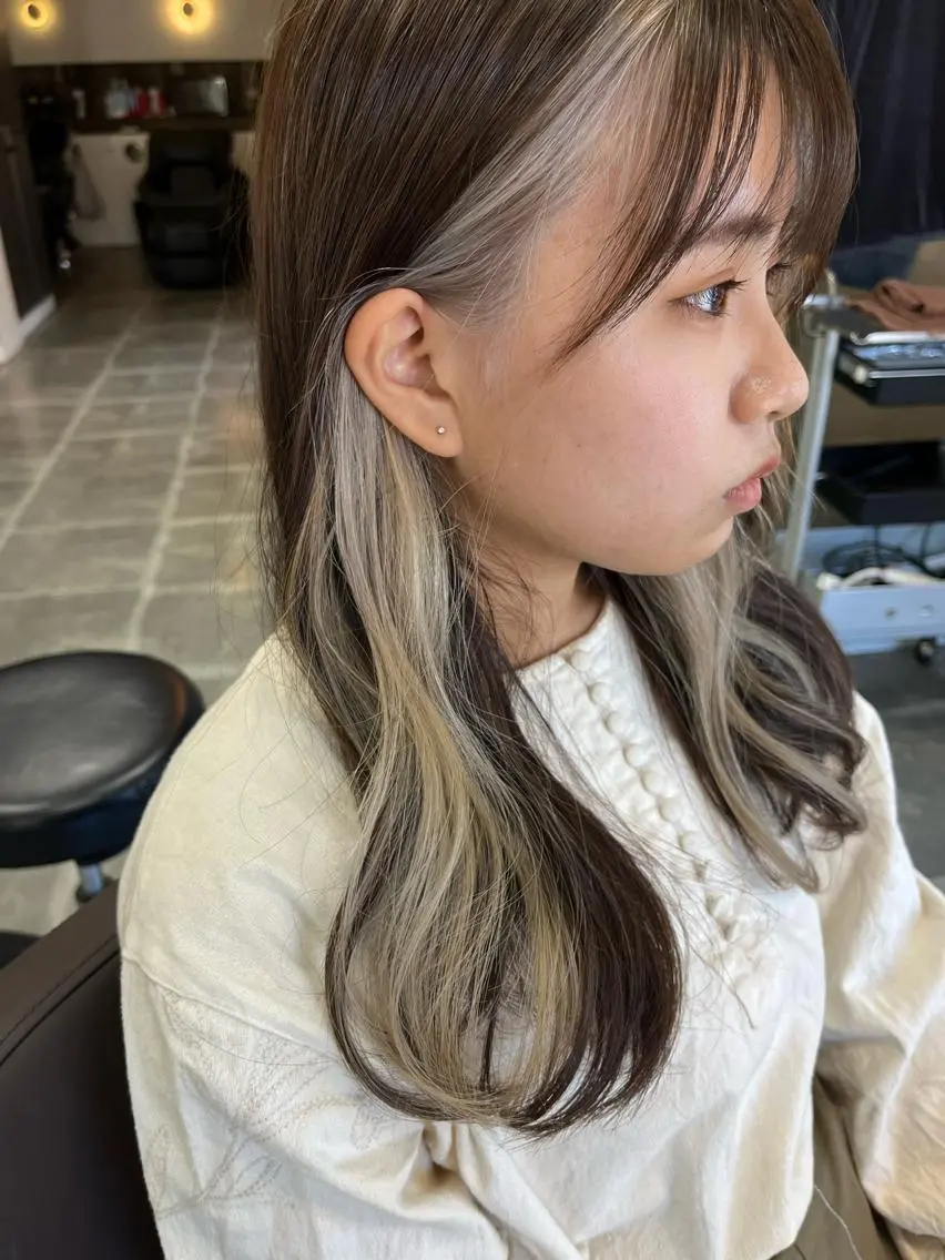 ミディアム カラー ヘアアレンジ ベージュカラー ダブルカラー イヤリングカラー インナーカラー ホワイトベージュ 恵比寿｜眠れる ヘッドスパchacoのエステ・リラクイメージ