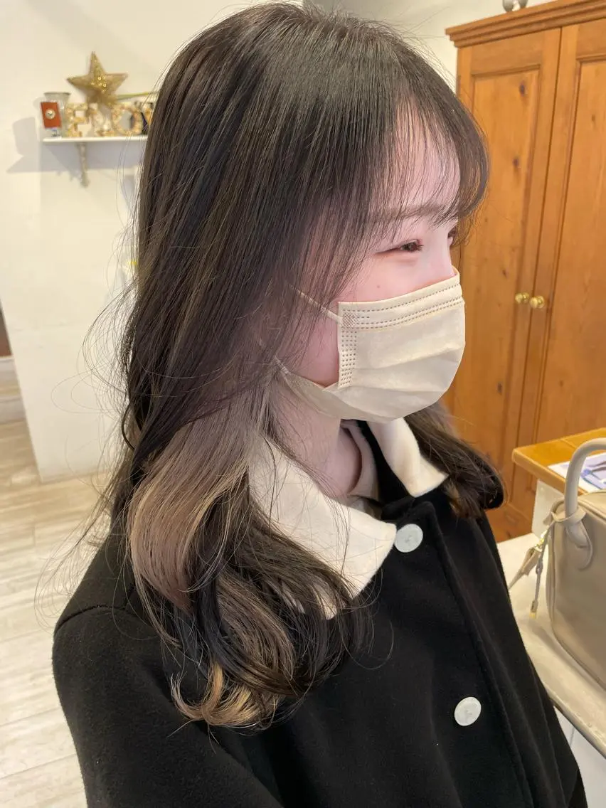 ロング インナーカラー 推し ブリーチ 髪質改善のヘアスタイル
