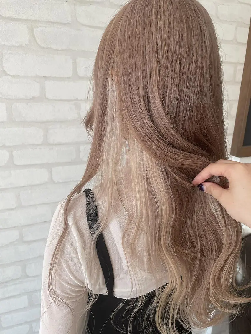 ロング カラー ベージュカラー ミルクティーベージュ ヘアカラー トリートメント ココテラス メンズカットのヘアスタイル
