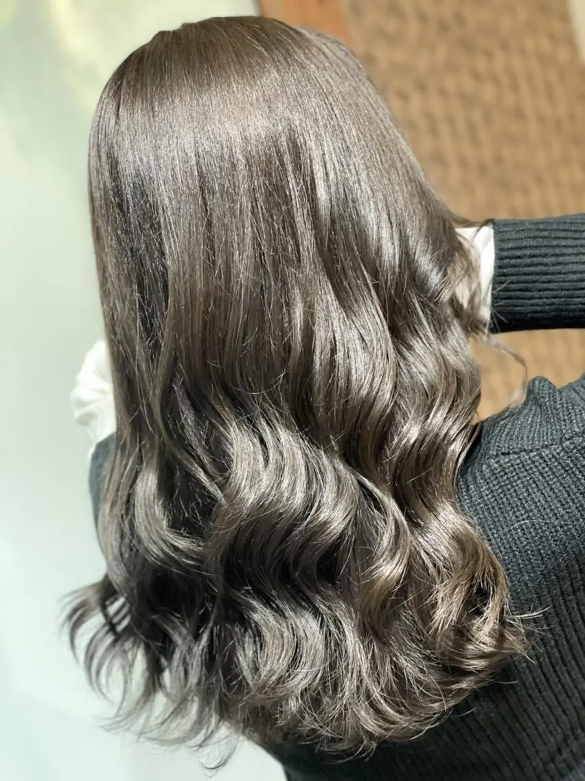 ロング カラー ブリーチ 透明感カラー グレージュ ヘアカラー トリートメント ハイトーン得意😍 Lumiereのヘアスタイル