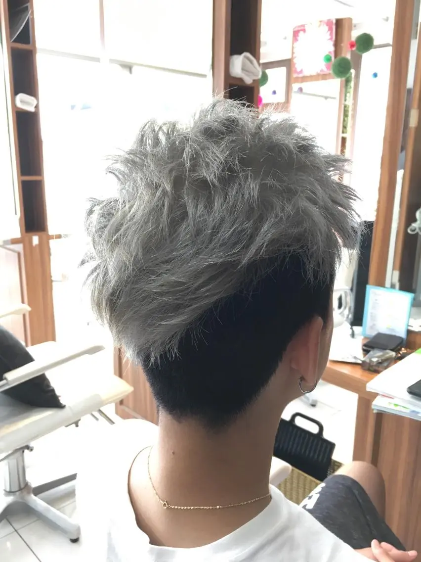 ショート カラー メンズ メンズブリーチ メンズハイトーン ブリーチ ケアブリーチ ハイトーンカラー カット トリートメント 白髪ぼかしハイライト 柳川拓哉のヘアスタイル