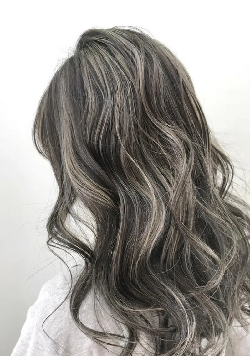 ロング ハイライト 岸 保奈美のヘアスタイル