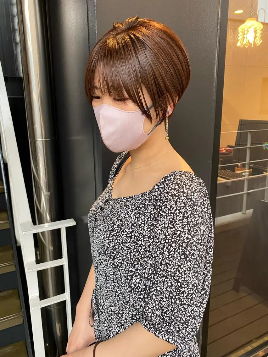ショート 韓国🇰🇷レイヤー カットオリーブカラーのヘアスタイル