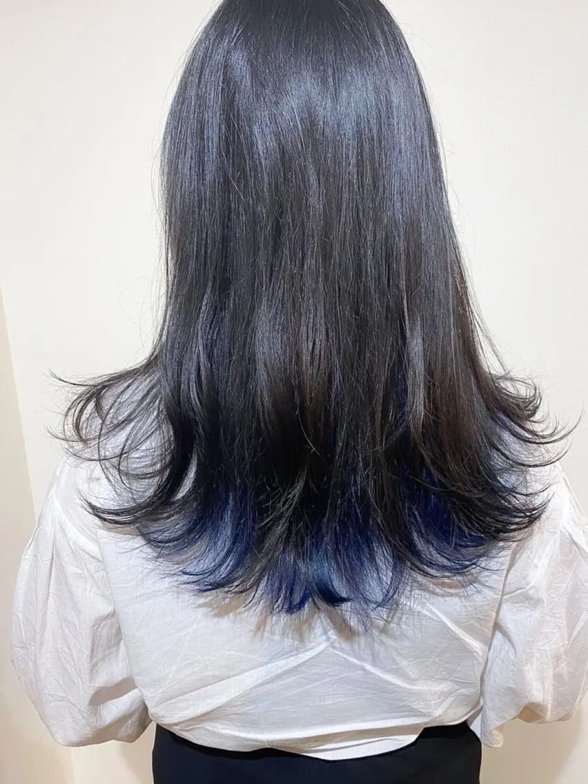 セミロング カラー 黒髪 ブルーカラー ネイビーカラー COLO✨️ 白川綺香のヘアスタイル