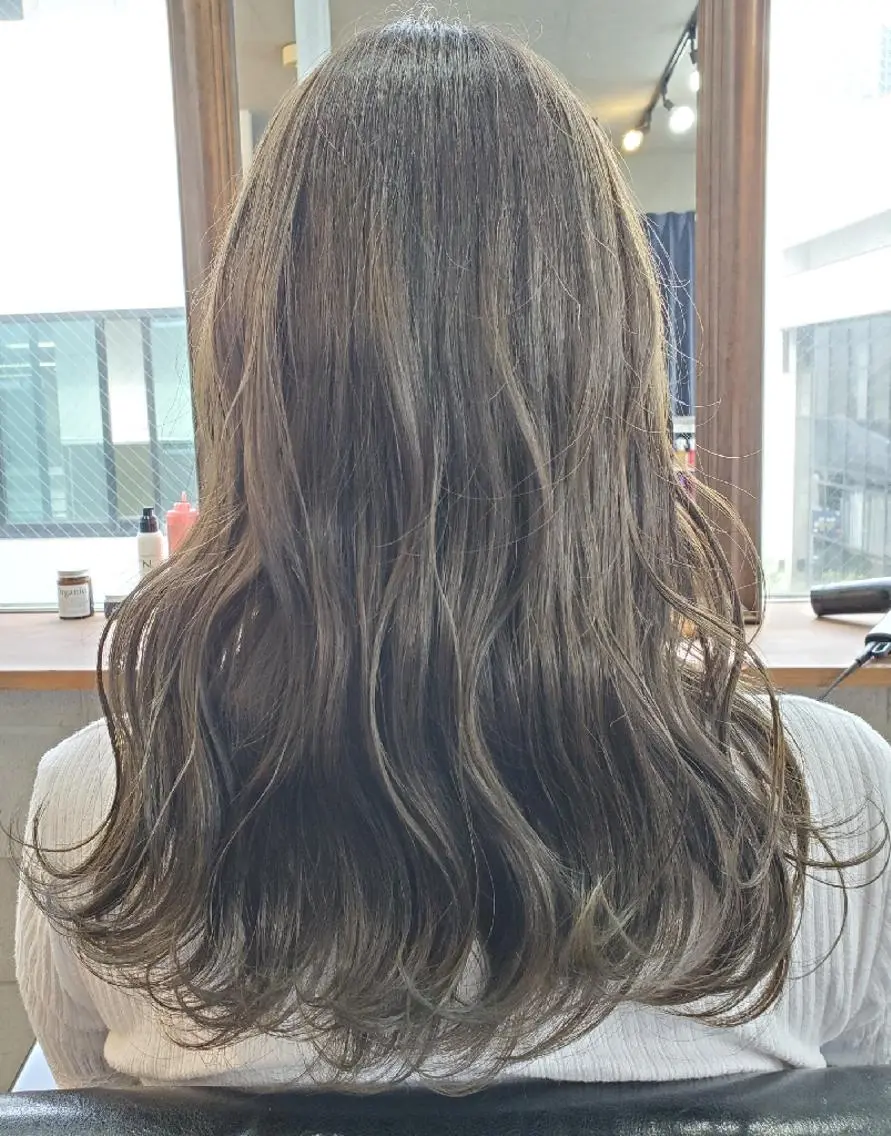 セミロング カラー アッシュ S. ERIのヘアスタイル