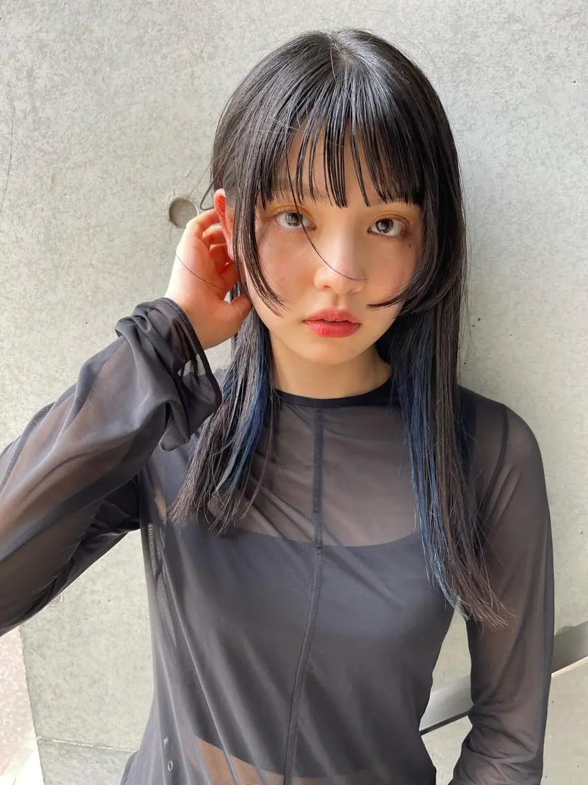 セミロング カラー 顔まわりレイヤー デザインカットのヘアスタイル