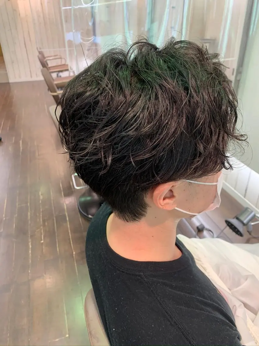ミディアム パーマ メンズ ミディアムパーマ センターパート メンズパーマ 三矢 ちなつのヘアスタイル