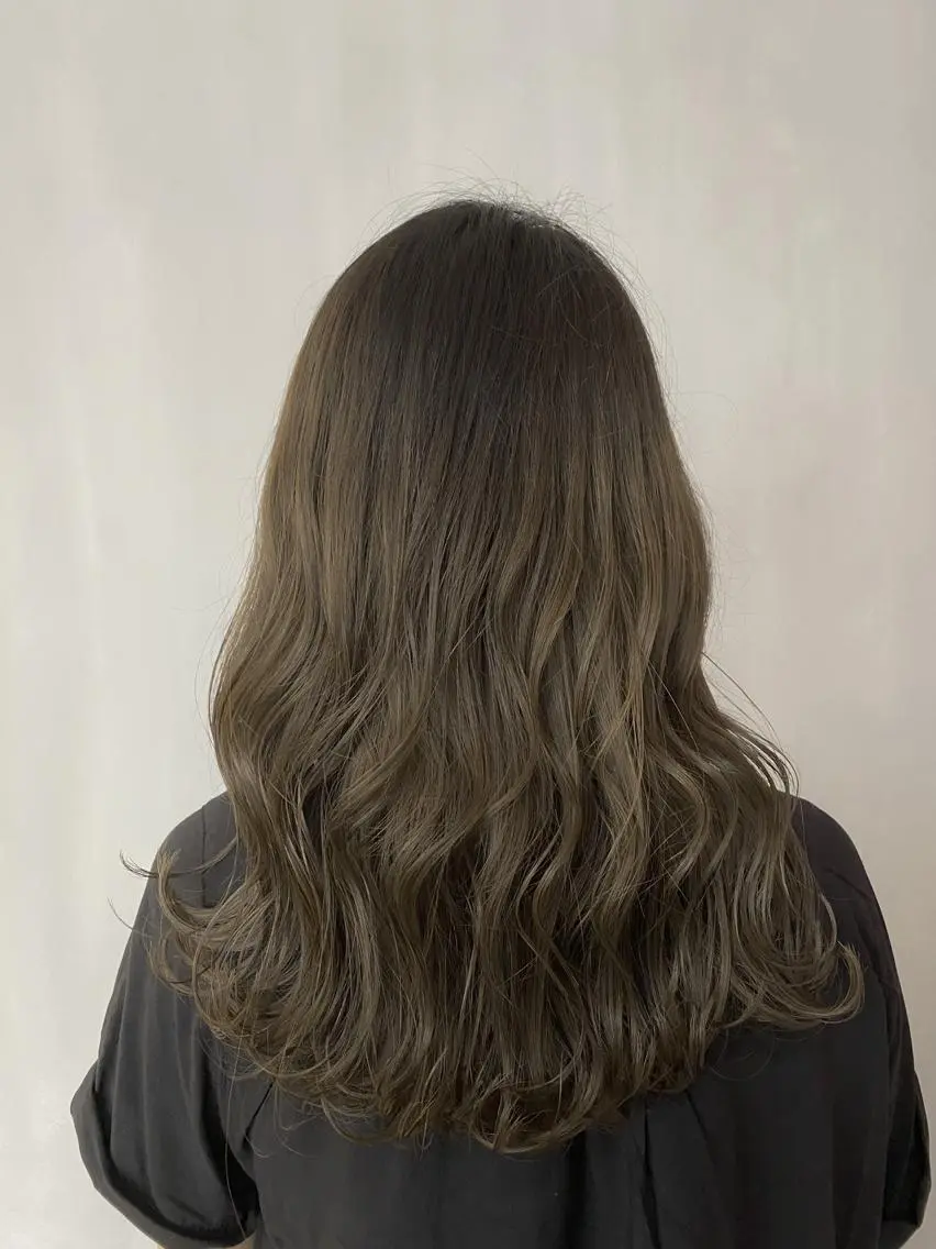 ロング カラー グレージュ カーキグレージュ ヘアカラー TAI透明カラー 柔らかい縮毛矯正のヘアスタイル