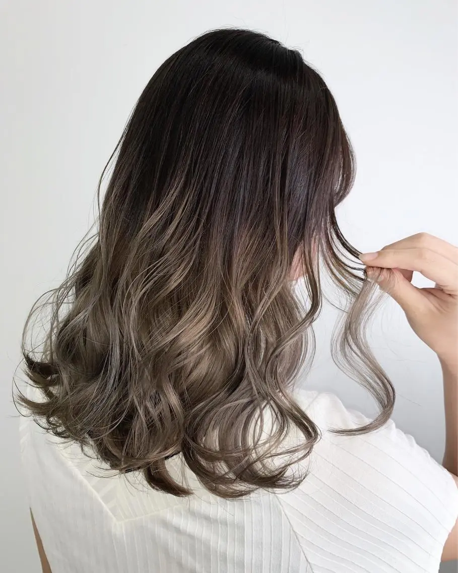 ミディアム カラー 手島 カミラのヘアスタイル