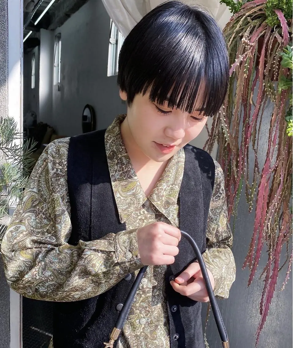 ショート カラー 黒髪 ブルーカラー ブルーブラック カット 縮毛矯正 qiie リタッチ 黒染め　ワンカラーのヘアスタイル