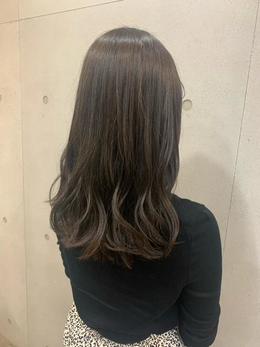 セミロング アッシュ おせ ちさとのヘアスタイル