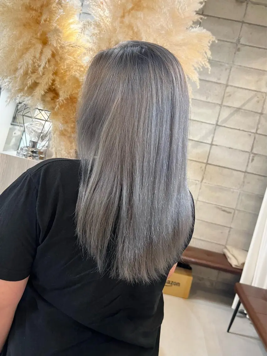 カラー ブリーチ シルバー 椎葉 みはるのヘアスタイル