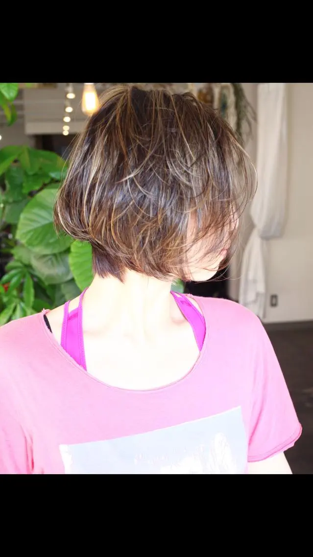 ショート カラー ヘアアレンジ 切りっぱなしボブ アッシュ グラデーションカラー ハイライトカラー ボブ Mariana/ 鶴原-ハイライトのヘアスタイル
