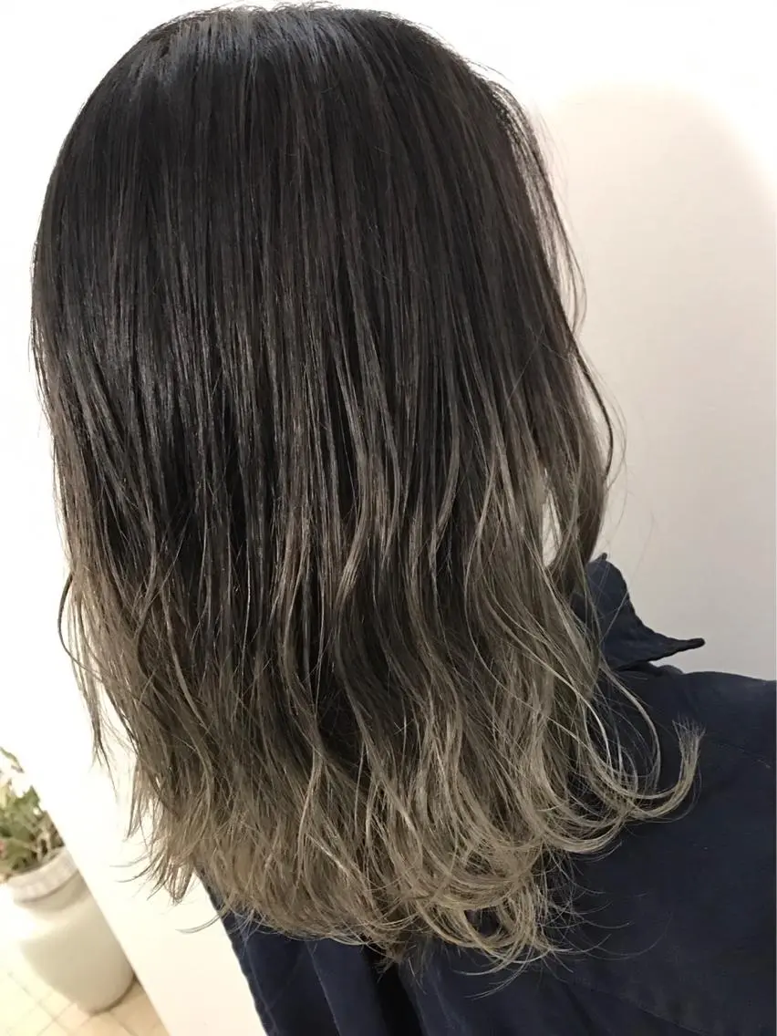 ミディアム カラー レイヤーカット 西村あきやのヘアスタイル