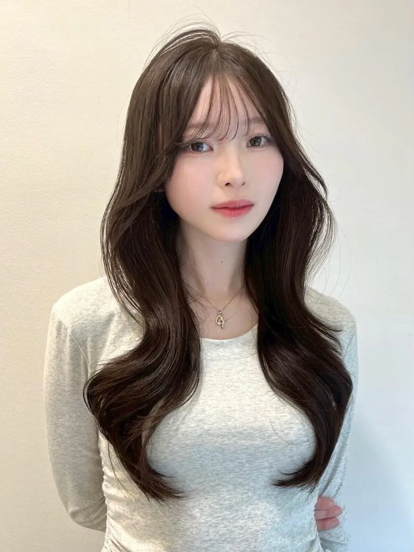 カラー 韓国🇰🇷トレンド レイヤーカット🩶のヘアスタイル