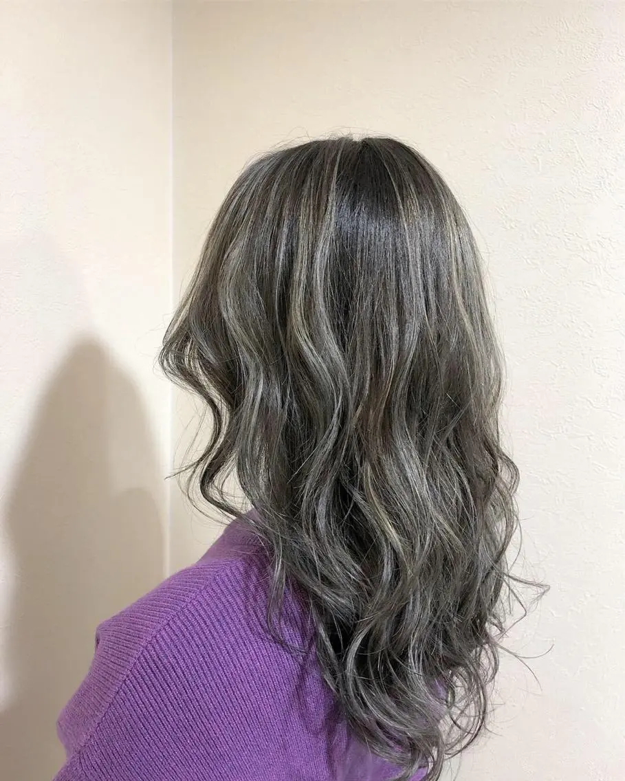 ロング ハイライト ヤマグチ ヒカルのヘアスタイル