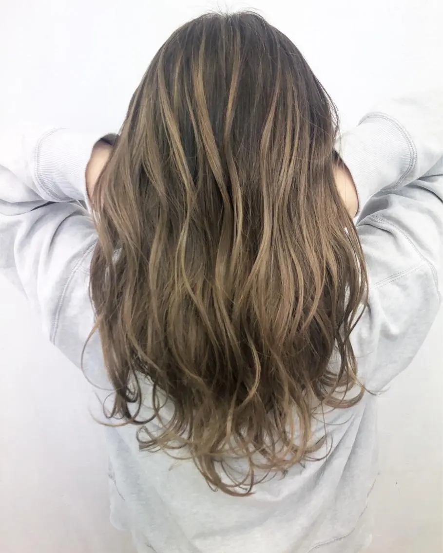 ロング カラー バレイヤージュ レイヤーカット ヘアカラー トリートメント ブリーチカラーレイヤ ーカット🦋annaのヘアスタイル