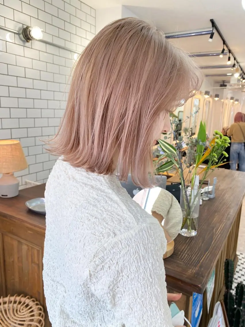 ミディアム カラー 顔周りレイヤーカット ブリーチminamiのヘアスタイル