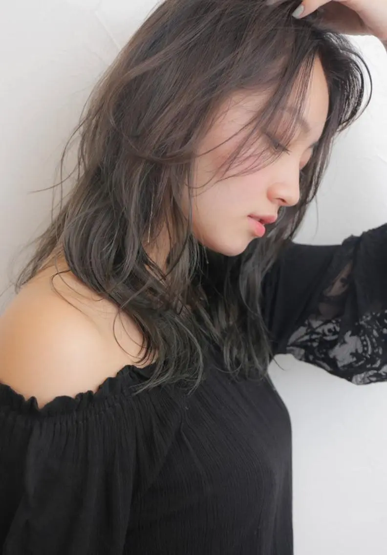 セミロング ＦＵＮＩＣ ファニックのヘアスタイル