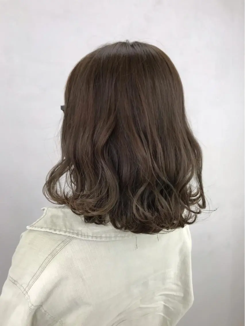 ミディアム カラー アッシュ yui .のヘアスタイル
