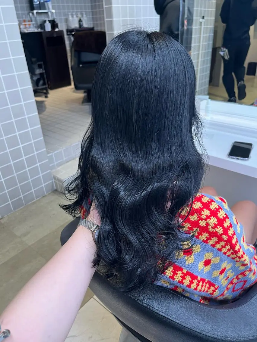 セミロング 寒色/ベージュヘア ブリーチありMiOのヘアスタイル