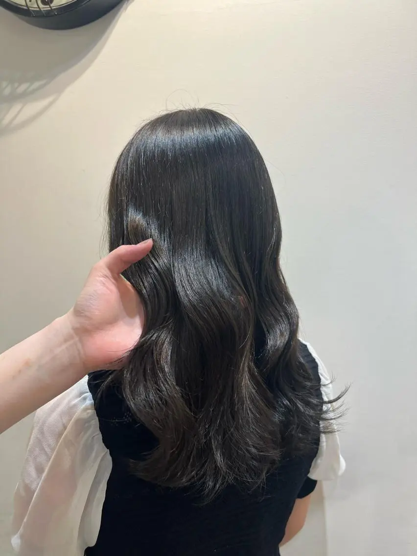 セミロング カラー 魚谷 綾渚のヘアスタイル