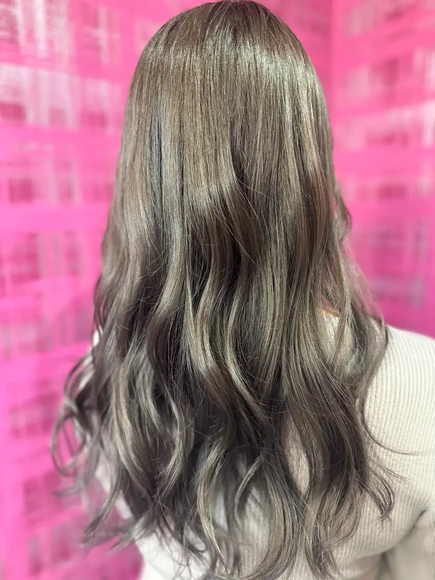 ロング カラー アッシュ ブリーチ ケアブリーチ シルバー 横山 千春のヘアスタイル