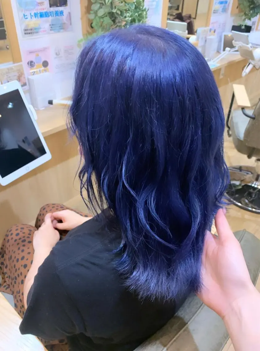 ミディアム 瀧優華白髪ぼかし 大人レイヤー🩵のヘアスタイル