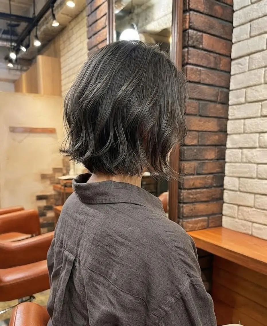 ミディアム カラー 切りっぱなしボブ アッシュ 透明感カラー ダークアッシュ ボブ カット ヘアカラー トリートメント ヘッドスパ flencia 丸 和博|カットのヘアスタイル