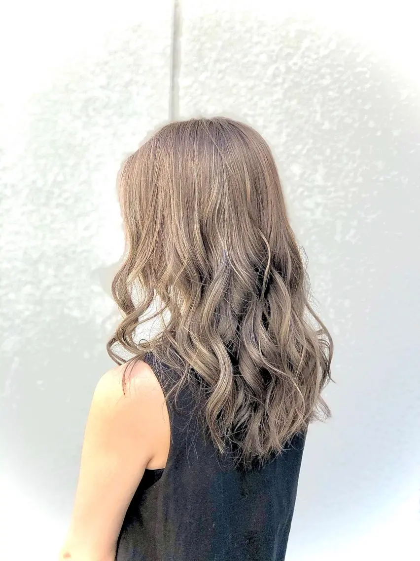ロング カラー アッシュ ベージュカラー ハイトーンカラー カット ヘアカラー ゲーマー美容師 KENTOのヘアスタイル