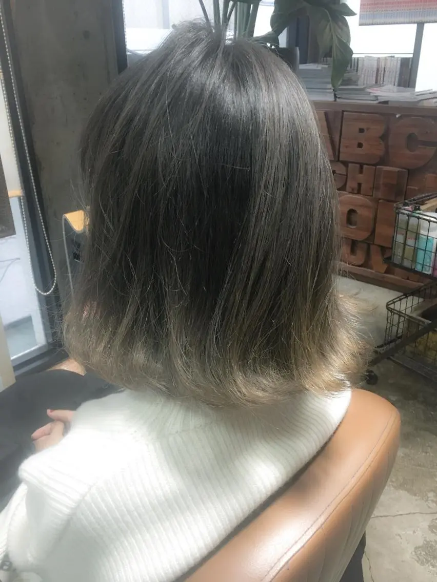 ミディアム カラー グラデーションカラー グレージュ 北條 優輝のヘアスタイル