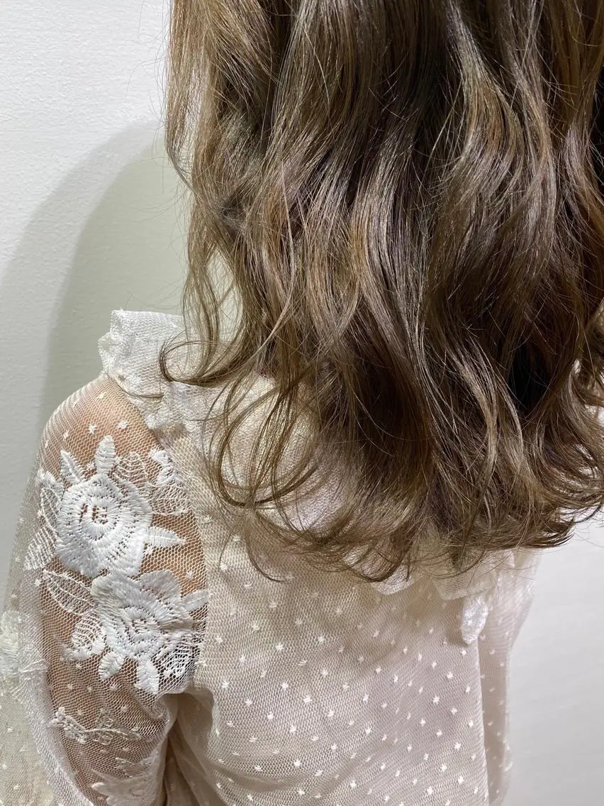 ミディアム ヘアカラー 飯島 優衣のヘアスタイル