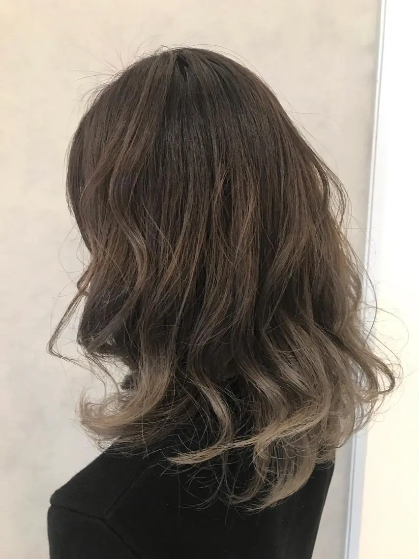 セミロング カラー グラデーションカラー 坪井 真澄のヘアスタイル