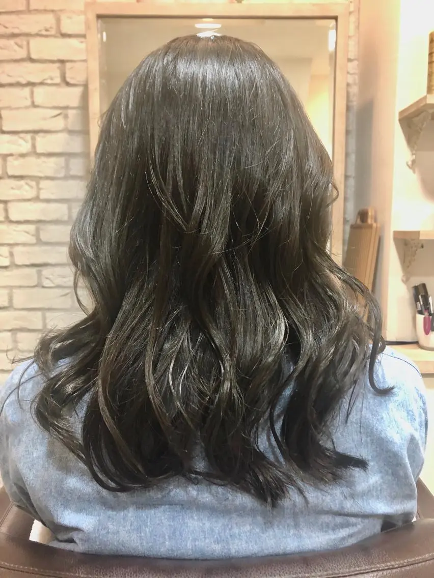 ロング カラー ブリーチ ダークグレー ブリーチなしカラー シルバー 清水 有実子のヘアスタイル