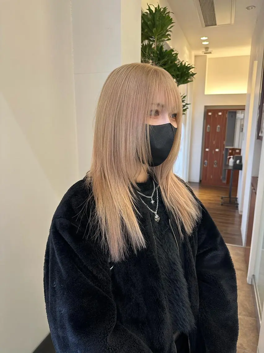 セミロング カラー ベージュカラー ホワイトベージュ ヘアカラー トリートメント ダメージレスブリーチ HIROSHIのヘアスタイル