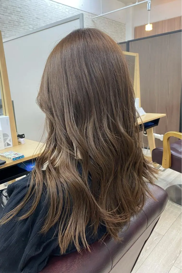 ロング カラー ベージュカラー オリーブベージュ 宮﨑 舞のヘアスタイル