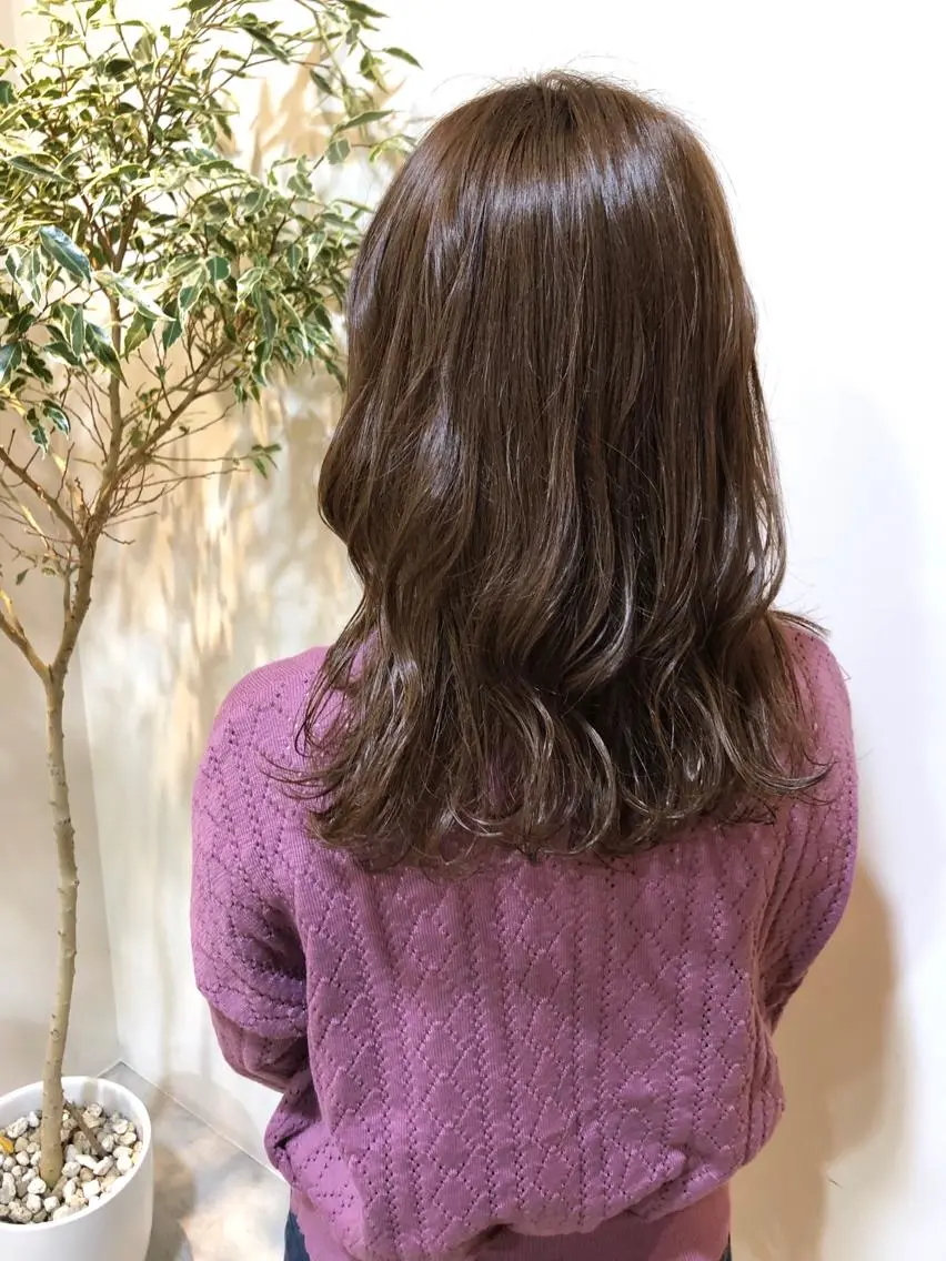 ミディアム MIOベージュカラー 柔らかいカラーのヘアスタイル