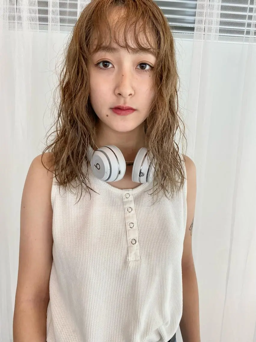 ミディアム サトウ ナナのヘアスタイル