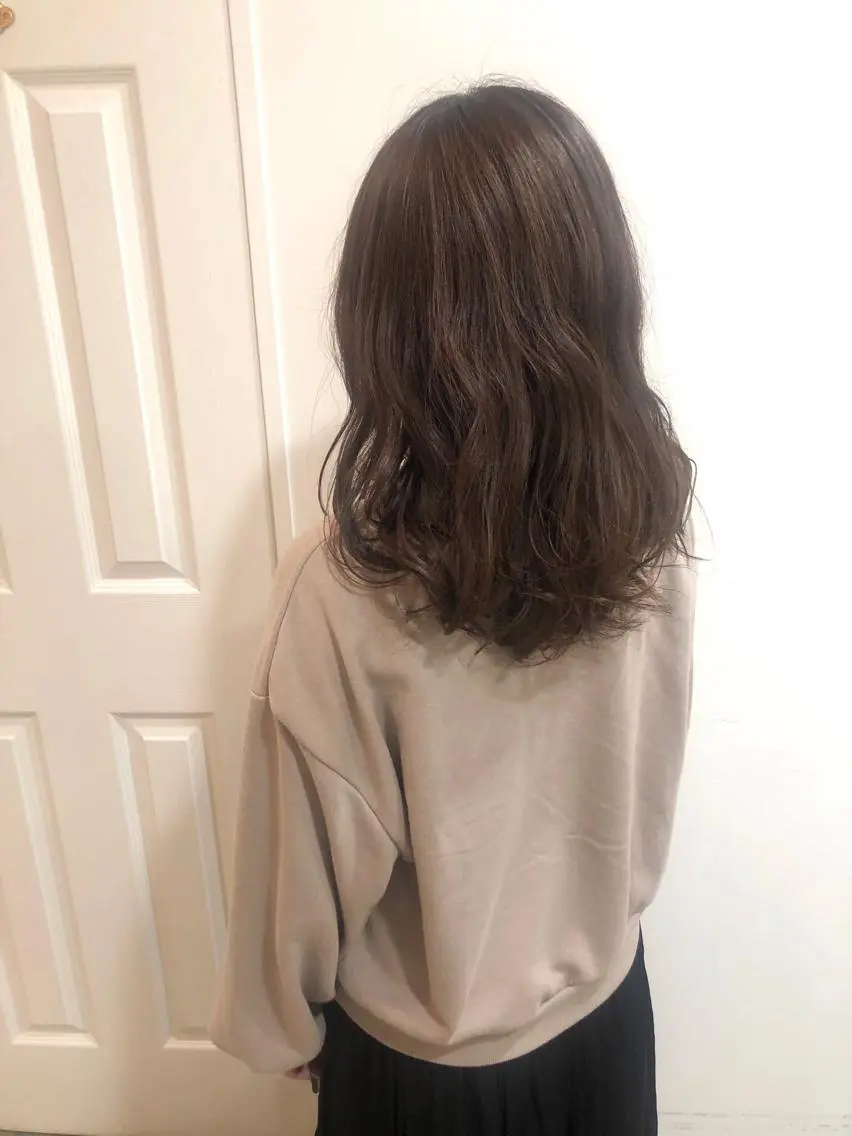 ミディアム カラー カット ヘアカラー トリートメント MIOベージュカラー 柔らかいカラーのヘアスタイル