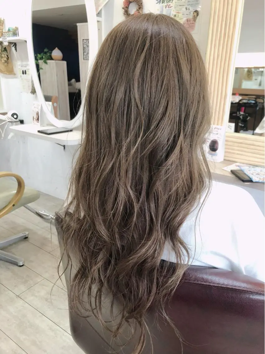 ロング カラー グレージュ 伴 香織のヘアスタイル