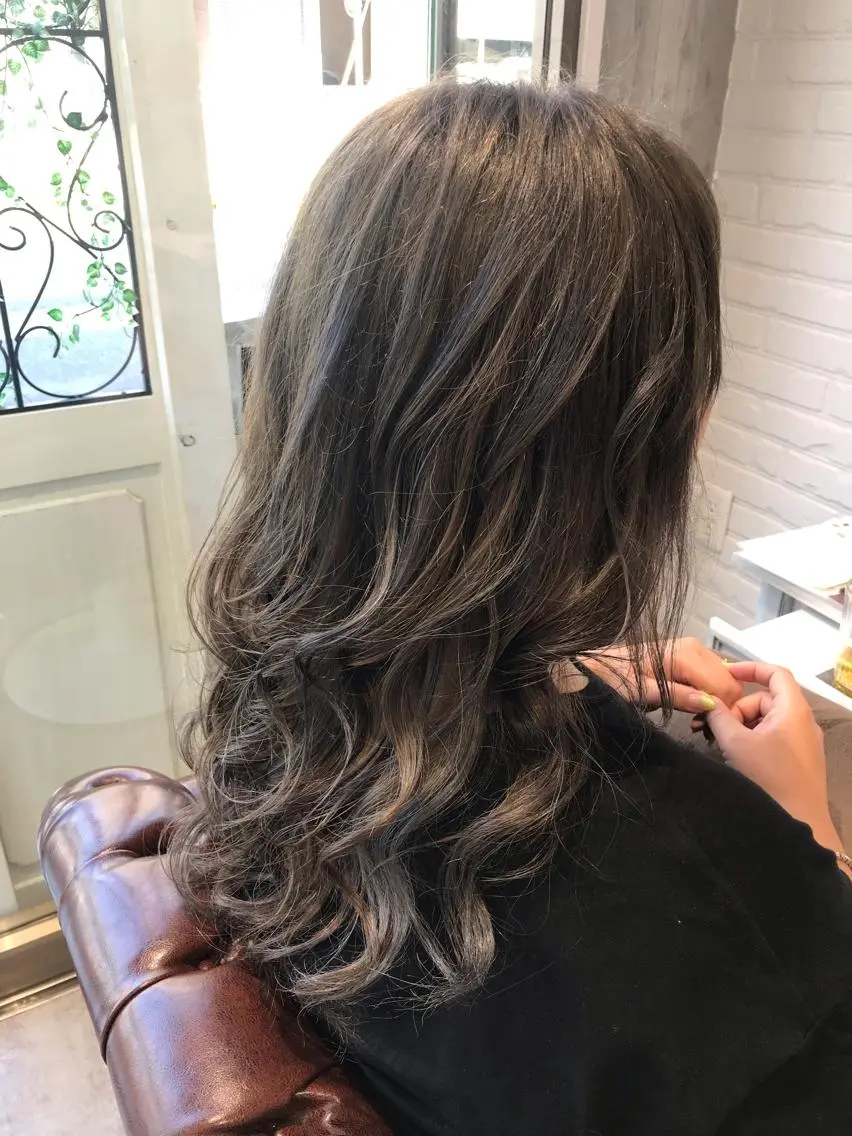 セミロング カラー グレージュ ハイライトカラー シルバー ハイライト Renatus店長 金子裕美のヘアスタイル