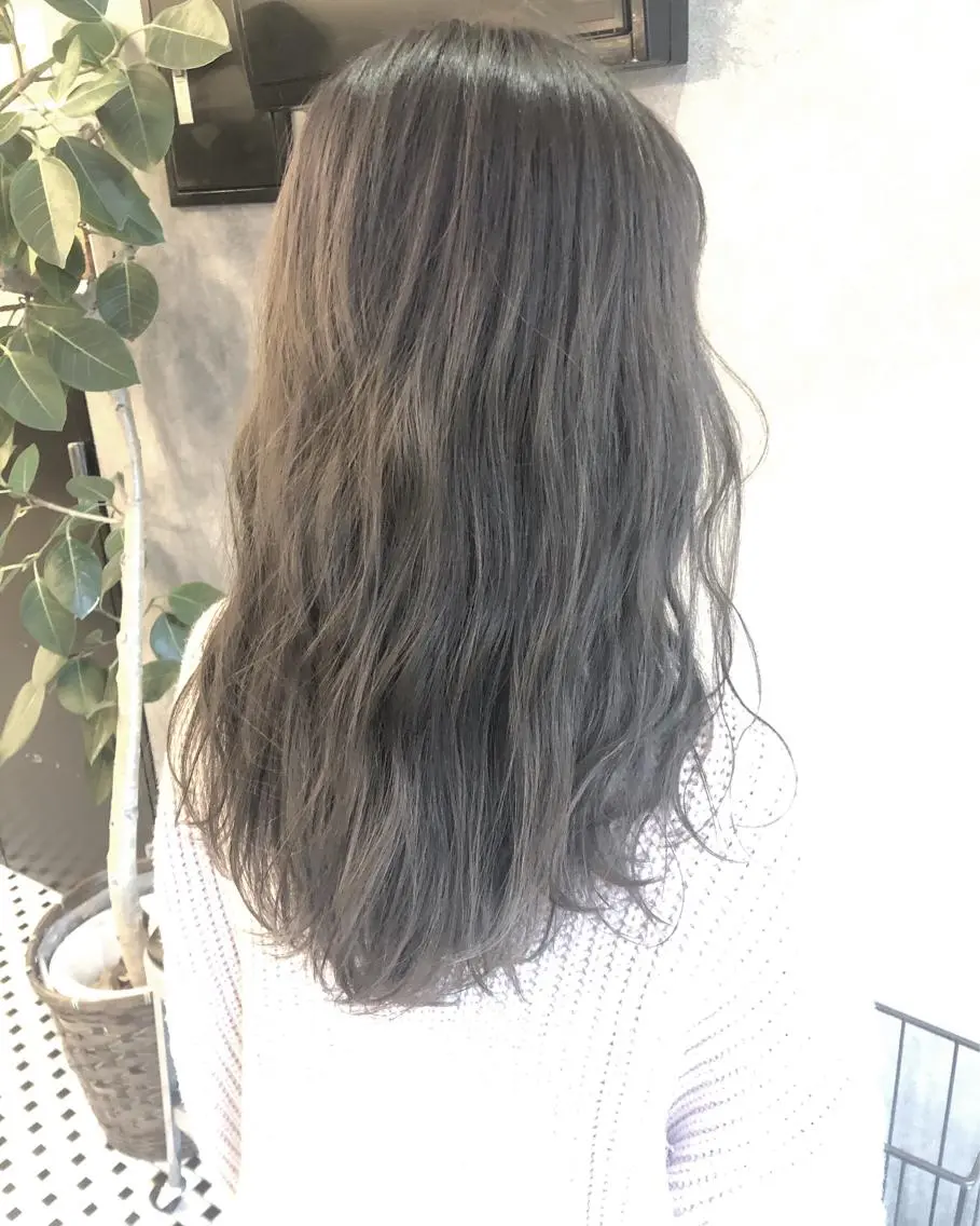セミロング カラー 顔周りレイヤーカット ブリーチminamiのヘアスタイル