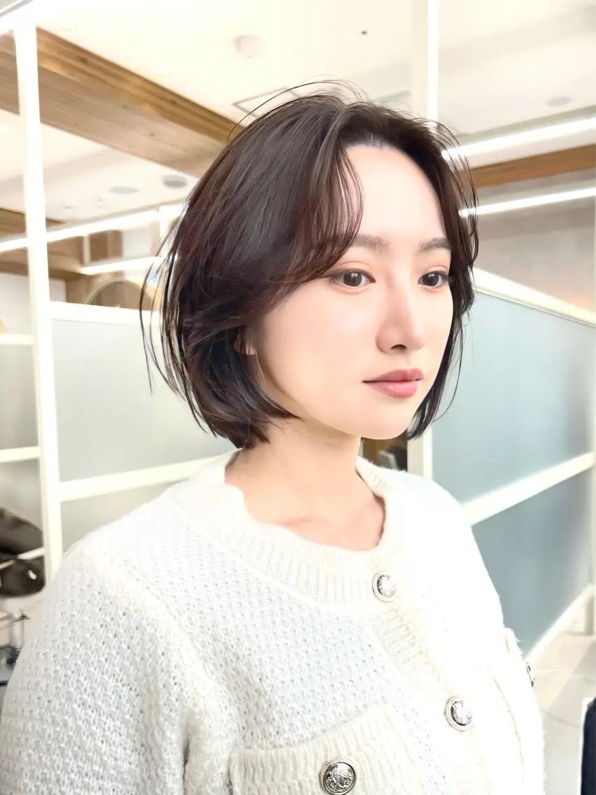 ショート カラー 切りっぱなしボブ 前下がりボブ ベージュカラー ブリーチ グレージュ カット ヘアカラー トリートメント レイヤー専門家 ダブルカラー修のヘアスタイル