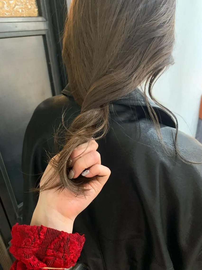 セミロング カラー ヘアカラー 本間 結衣のヘアスタイル