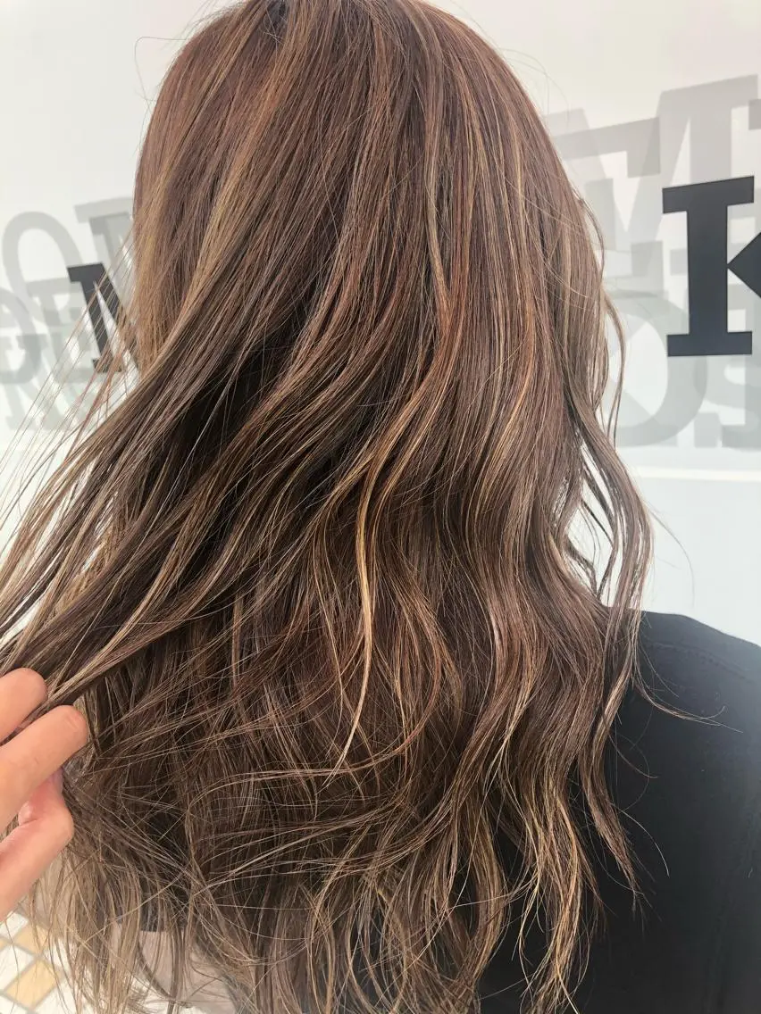 セミロング カラー アッシュ ベージュカラー ハイライトカラー ハイライト ヘアカラー トリートメント Amour なぐらのヘアスタイル