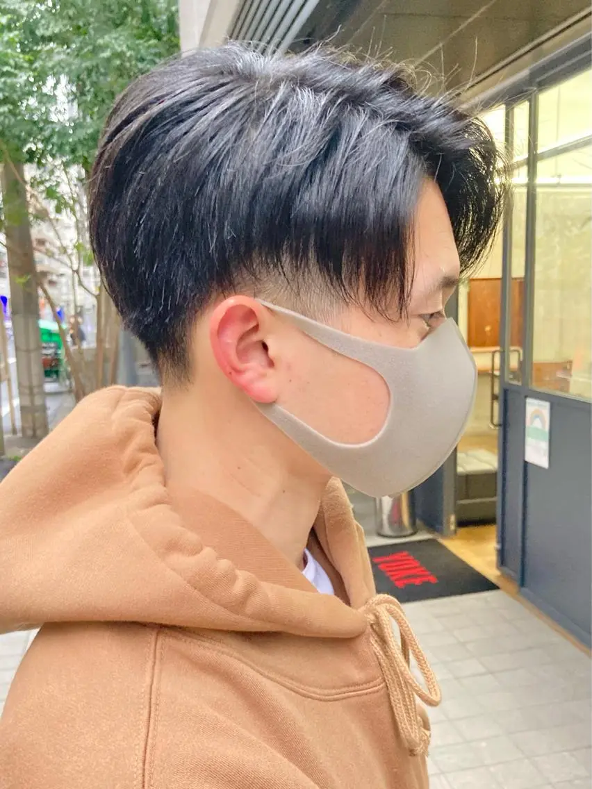 ショート メンズ センターパート メンズパーマ ツーブロック 刈り上げ くせ毛 松岡 俊輔のヘアスタイル