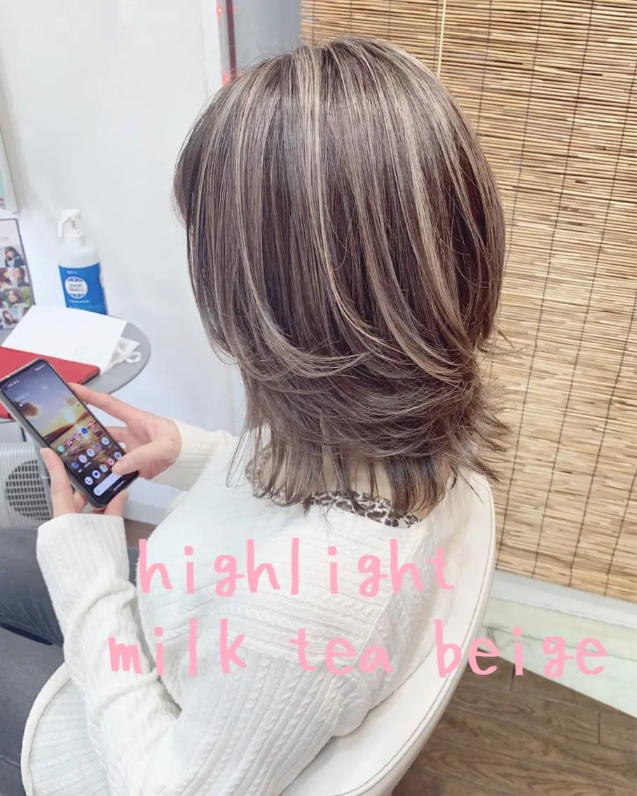 ミディアム カラー ベージュカラー ハイライトカラー ミルクティーベージュ ハイライト ヘアカラー GLAD 萩原のヘアスタイル