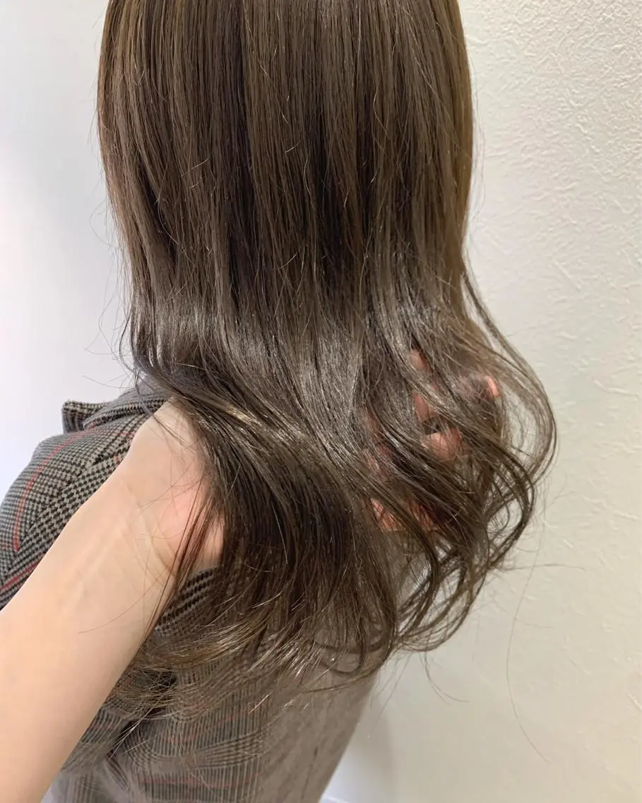 ロング カラー アッシュ ベージュカラー hubhair レイヤー/透明感のヘアスタイル