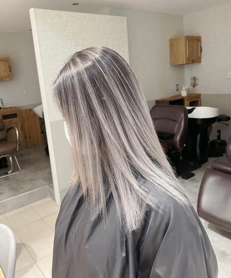 ミディアム カラー バレイヤージュ グレージュ レイヤーカット ヘアカラー トリートメント 指名数No.1 /NAOYAのヘアスタイル