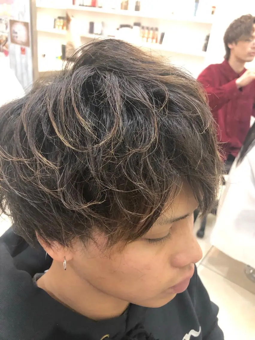 ショート パーマ メンズ メンズパーマ スパイラルパーマ カット パーマ 韓国メンズヘア/ 毛流れヘア　須田龍世のヘアスタイル